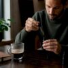 Un homme prépare une dose d’huile de CBD à forte concentration.