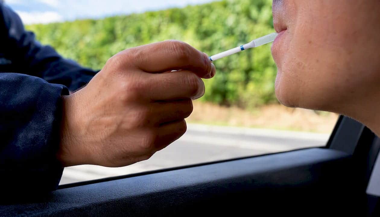 Un contrôle de dépistage de drogues par test salivaire effectué sur le bord de la route