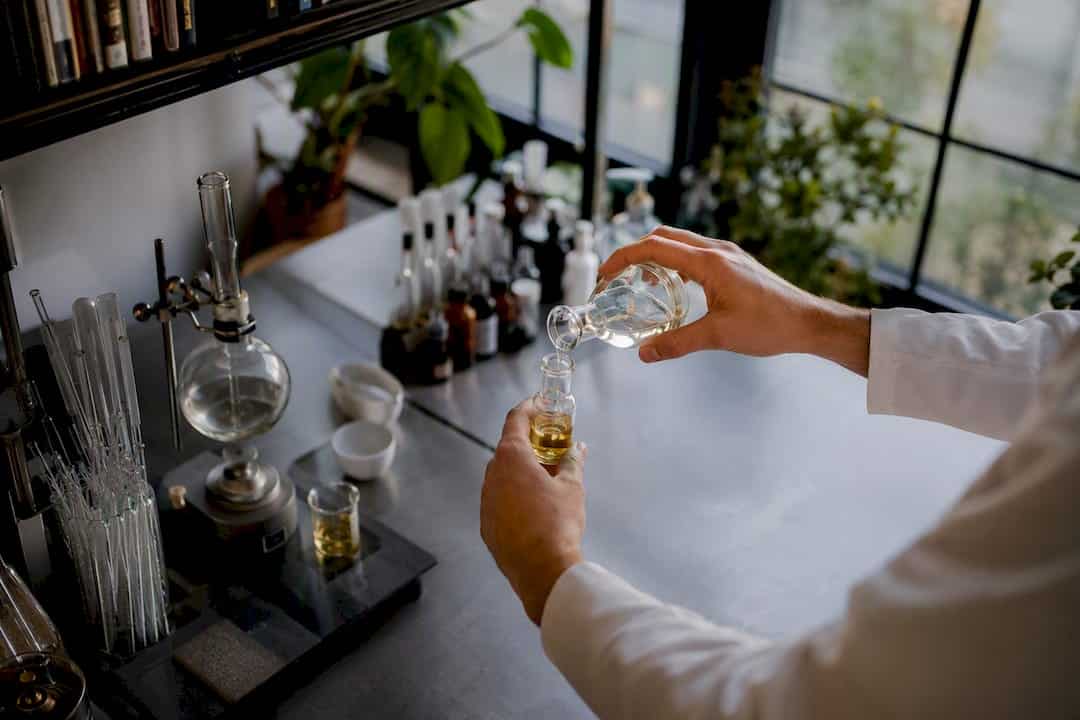 Un chimiste en laboratoire prépare une solution à base de cannabinoïdes.