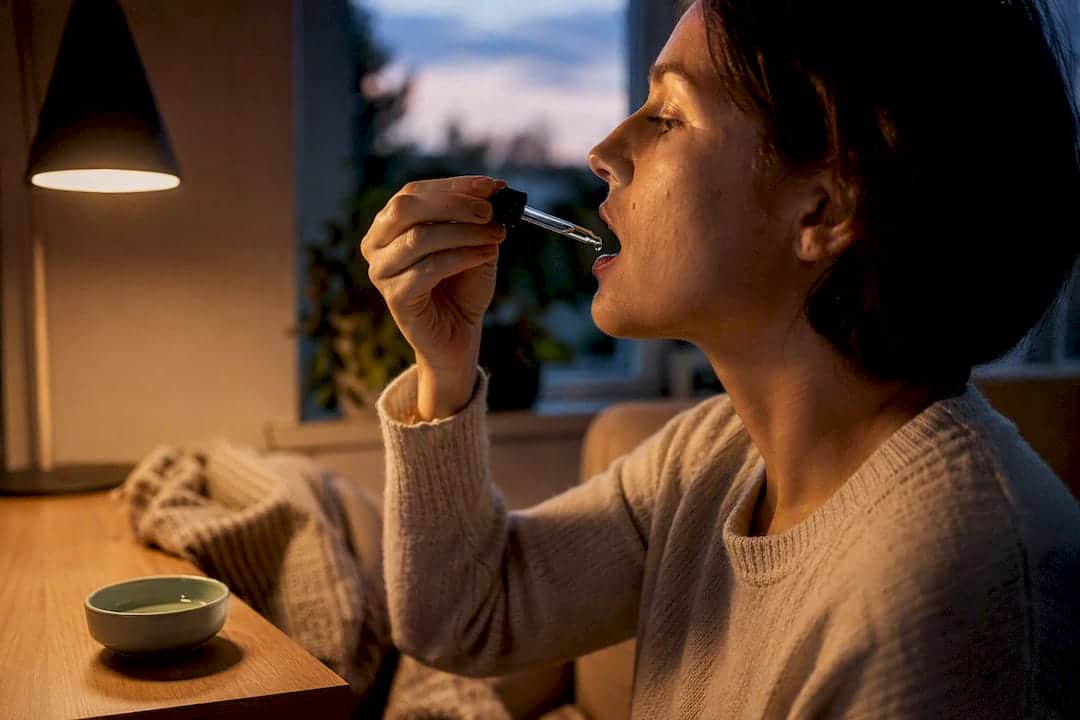 Personne prenant une dose sublinguale avant de dormir