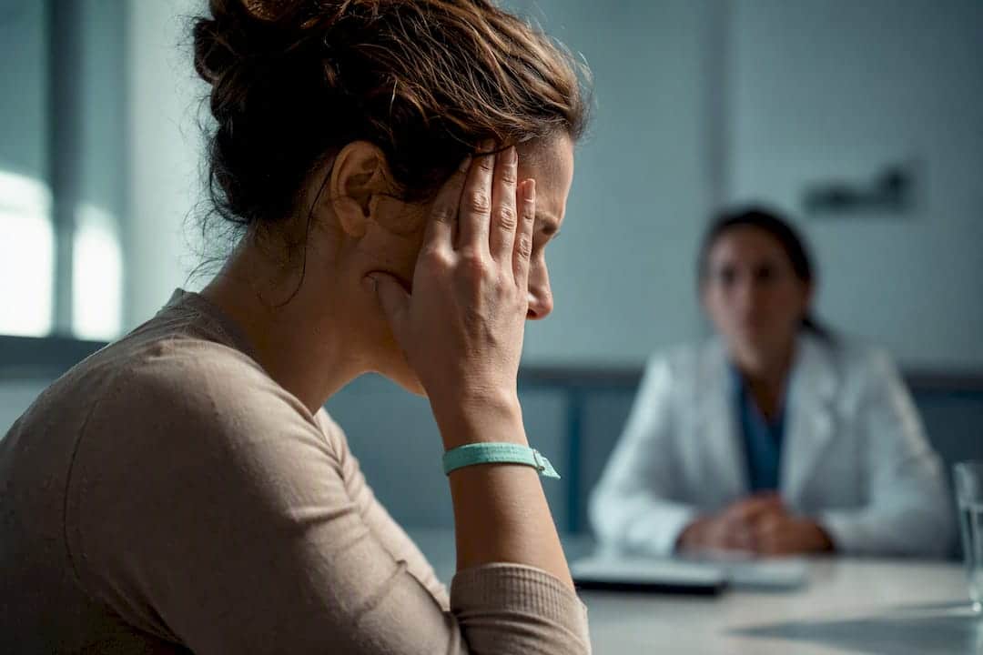 Femme migraineuse dans une salle d'essai clinique