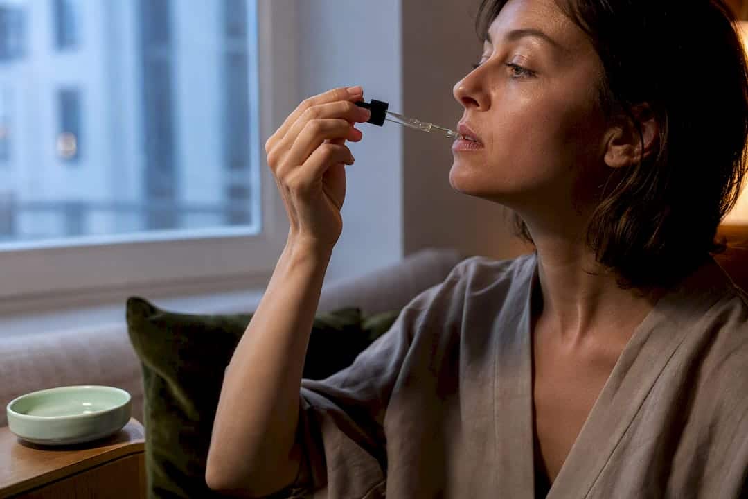 Consommer du CBD lors d'un moment de détente