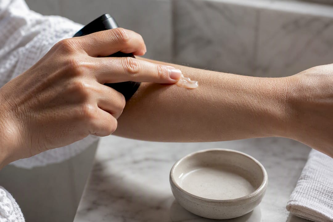 Application délicate de gel topique sur l’avant-bras