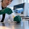 Prélèvement biologique dans un laboratoire de contrôle antidopage