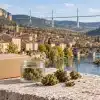 CBD Millau : fleurs de chanvre et colis devant une évocation du Tarn, de la ville et du viaduc de Millau.