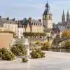 CBD Moulins : fleurs de chanvre et colis devant une évocation du centre historique et de la tour du Jacquemart.