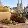 CBD Quimper : le guide essentiel pour choisir vos fleurs 4 CBD Quimper : fleurs de chanvre et colis devant une évocation de la cathédrale Saint-Corentin et du centre historique.