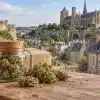 CBD Saint-Brieuc : le guide essentiel pour acheter vos fleurs 3 CBD Saint-Brieuc : fleurs de chanvre et colis devant une évocation du patrimoine breton et des maisons à colombages.