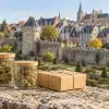 CBD Vannes : le guide essentiel pour choisir vos fleurs 2 CBD Vannes : fleurs de chanvre et colis devant une évocation des remparts et des jardins du centre historique.